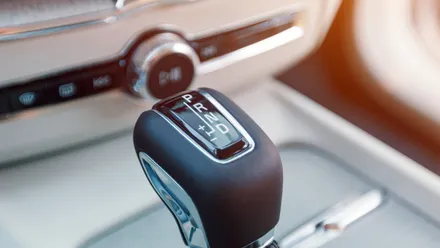 Nahaufnahme eines Automatik‑Wählhebels in der Mittelkonsole eines Autos