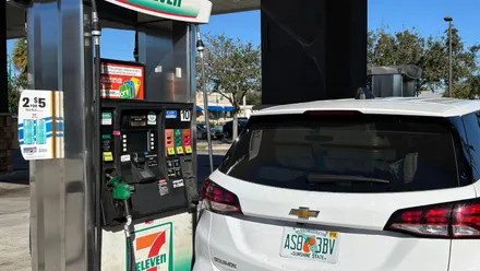 Auto steht an einer Zapfsäule und wird an einer Tankstelle betankt