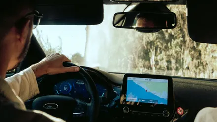 Mittelkonsole eines Autos mit GPS und Ablagefach