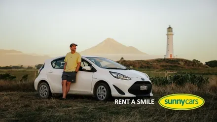 Mietwagen‑Roadtrip in Neuseeland mit Leuchtturm und Berglandschaft