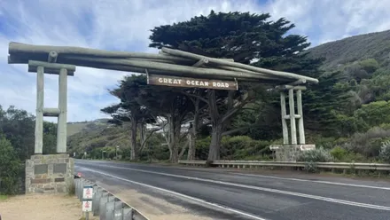 Mietwagen-Rundreise auf der Great Ocean Road in Australien mit Aussicht auf das bekannte Eingangstor der Küstenstraße