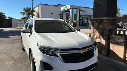 Mietwagen wird an Tankstelle in den USA aufgetankt