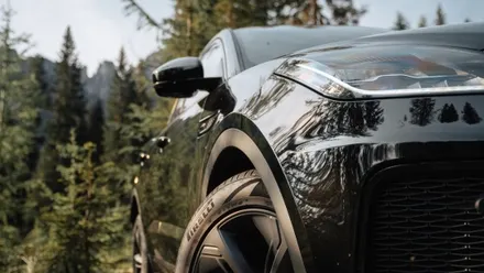 Mietwagen parkt in den italienischen Dolomiten in Waldstück