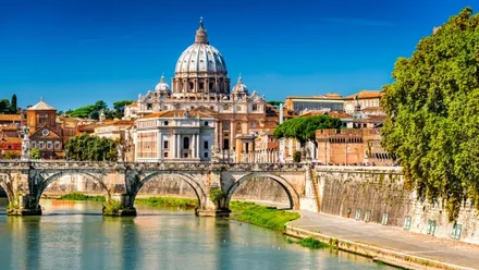 Blick über die Ponte Sant’Angelo auf den Petersdom in Rom