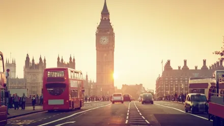 Westminster Bridge, Palace of Westminster und Big Ben in London bei Sonnenuntergang