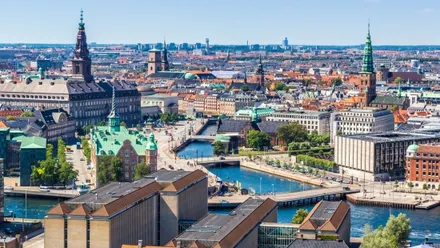 Blick über die Innenstadt von Kopenhagen mit Kanälen, historischen Gebäuden und Parkmöglichkeiten für Mietwagen in Dänemark