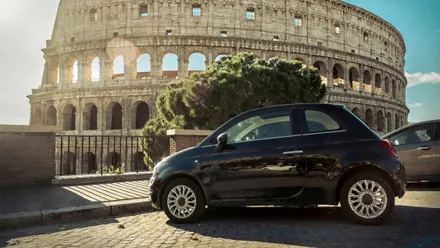 Mietwagen vor dem Kolosseum in Rom – Parken in Italien leicht erklärt