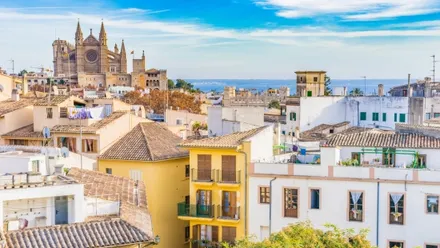Altstadt von Palma de Mallorca mit Blick auf die Kathedrale La Seu und mediterrane Häuser im Sonnenschein