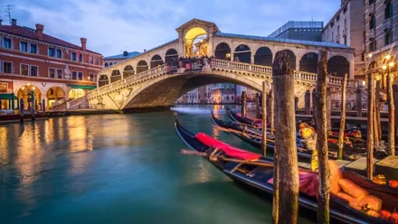 Rialtobrücke in Venedig bei Sonnenuntergang