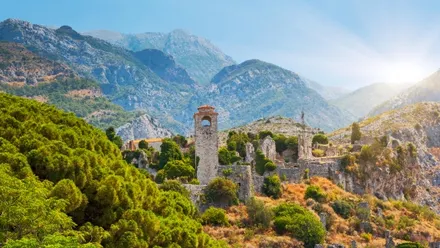 Historische Ruinenstadt in Albanien als Sehenswürdigkeit auf einer Mietwagenreise