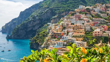 Blick auf die Stadt Positano mit Blumen, Amalfiküste, Italien