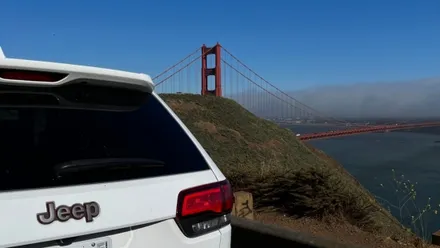 Weißer Mietwagen am Straßenrand mit Blick auf die Golden Gate Bridge in Kalifornien
