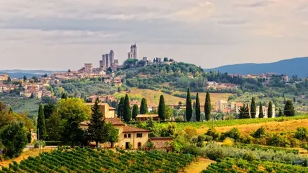 Hügeln mit Altstadt im Hintergrund in Italien