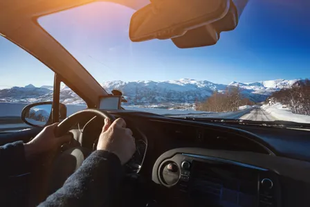 Stel in sneeuw met de auto