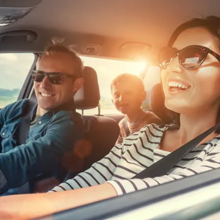 Familie in einem Mietwagen