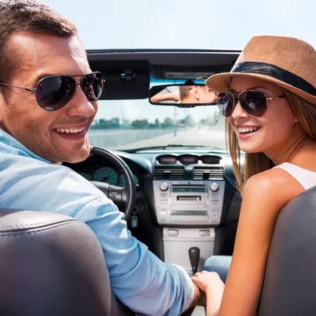 Begriffe zwei glückliche Menschen im Auto
