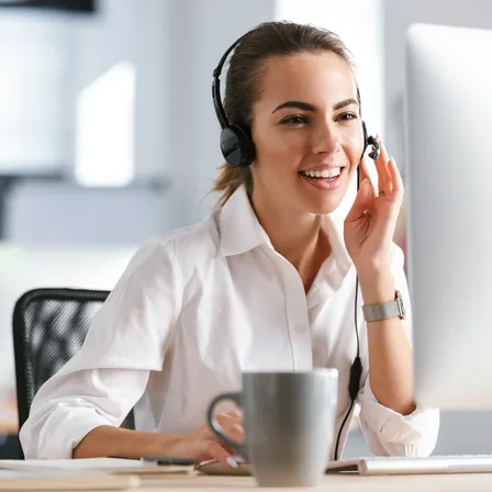 Buchung und Änderungen Frau mit Headset