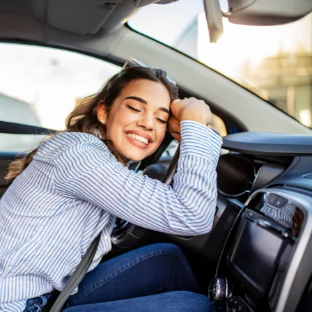 Versicherung glückliche Frau mit Sunny Cars