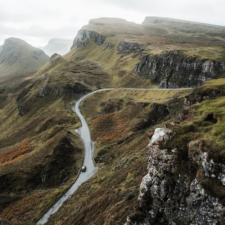 Schmale Bergstraße in den schottischen Highlands während eines Roadtrips mit dem Mietwagen