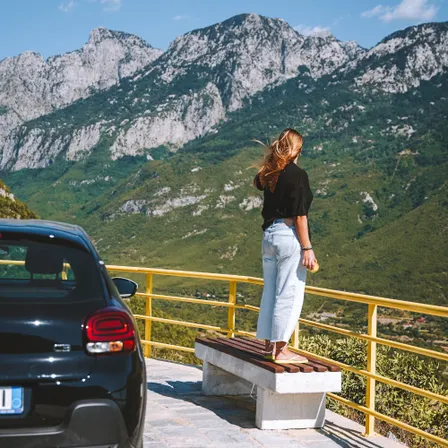 Person genießt den Ausblick auf die albanischen Alpen während eines Roadtrips durch Albanien
