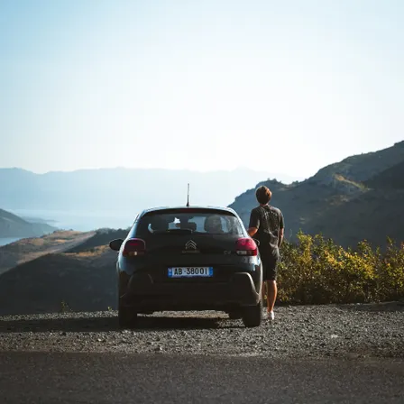 Mit dem Mietwagen an einem Aussichtspunkt in den Bergen Albaniens unterwegs