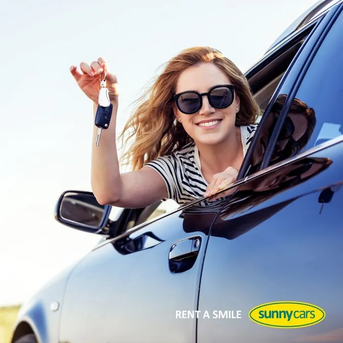 Header Frau mit Schlüssel Sunny Cars
