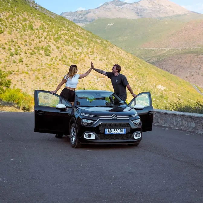 Menschen die Hand halten über einem Auto