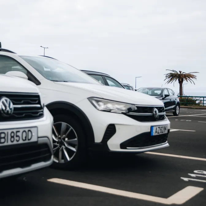 Mehrere Autos parken auf einem Parkplatz