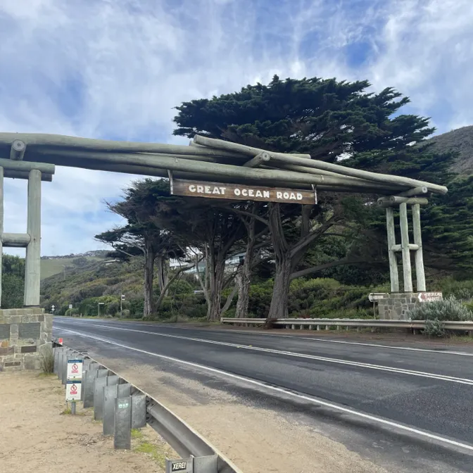 Mietwagen-Rundreise auf der Great Ocean Road in Australien mit Aussicht auf das bekannte Eingangstor der Küstenstraße