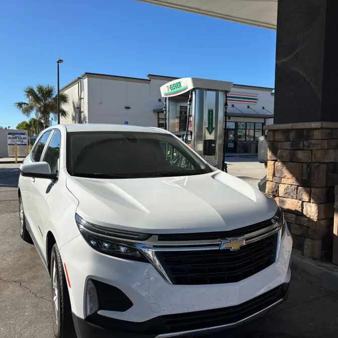 Mietwagen wird an Tankstelle in den USA vollgetankt