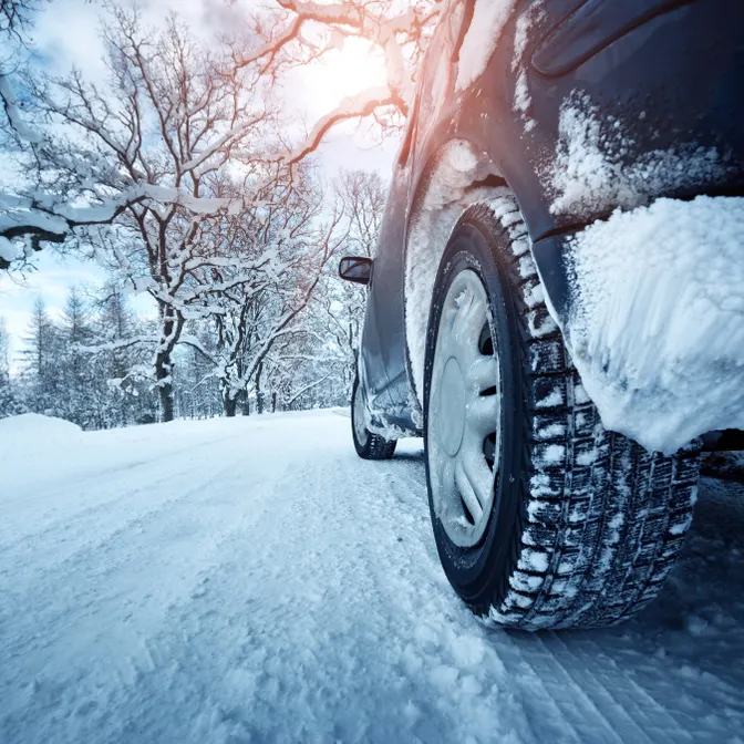 Sicher Autofahren im Winter dank guter Winterbereifung