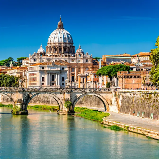 Blick über die Ponte Sant’Angelo auf den Petersdom in Rom