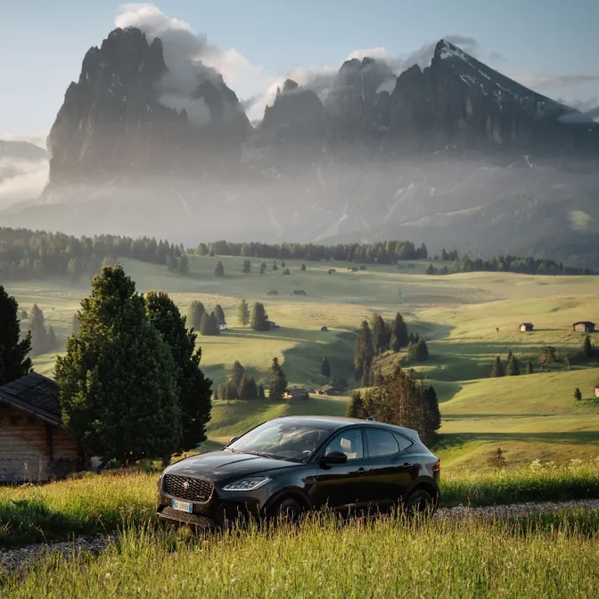 Auto fährt auf Straße in den italienischen Dolomiten