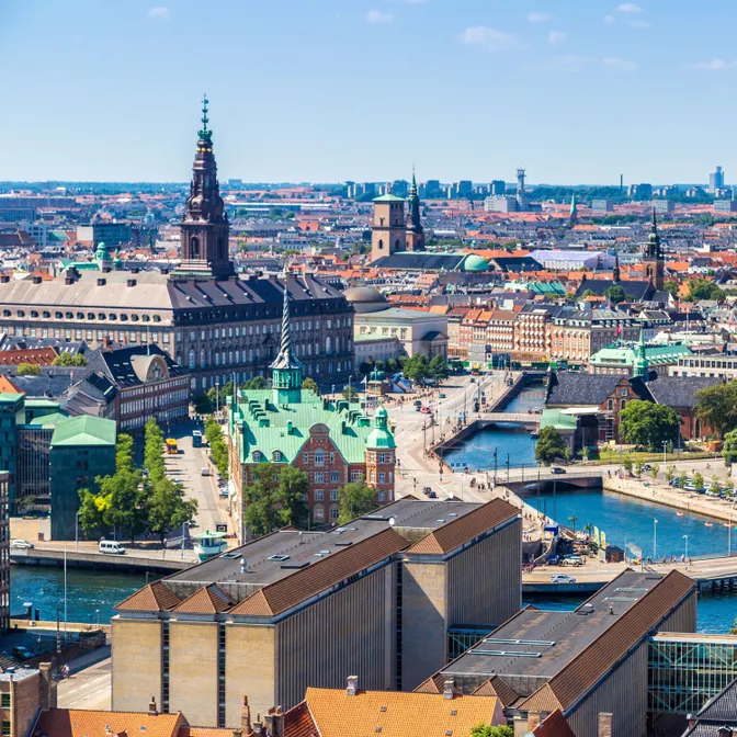 Blick über die Innenstadt von Kopenhagen mit Kanälen, historischen Gebäuden und Parkmöglichkeiten für Mietwagen in Dänemark