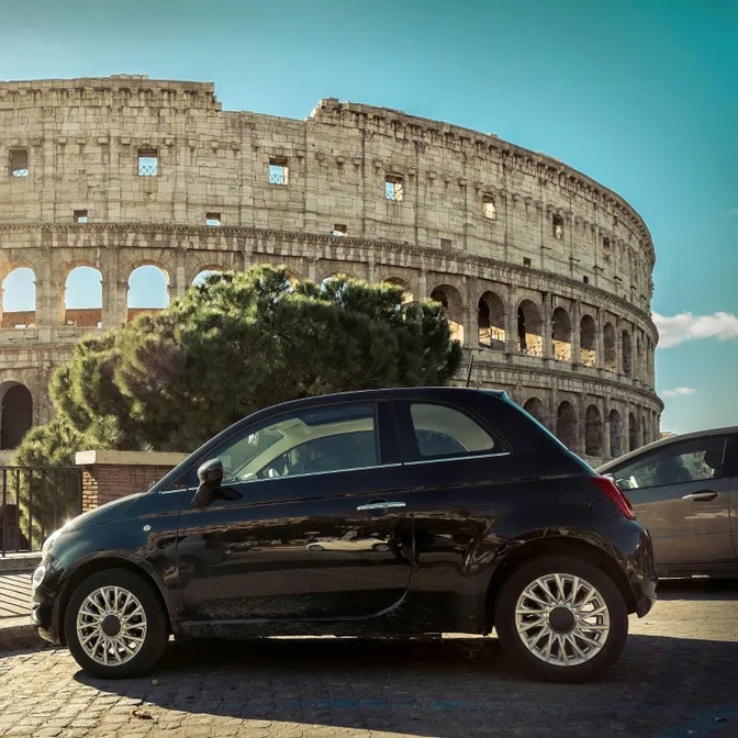 Mietwagen vor dem Kolosseum in Rom – Parken in Italien leicht erklärt