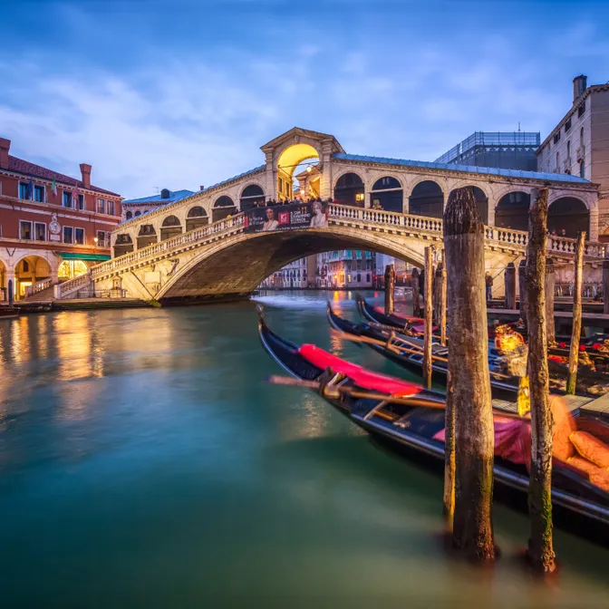 Rialtobrücke in Venedig bei Sonnenuntergang