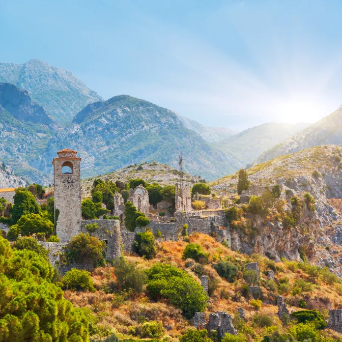 Historische Ruinenstadt in den Bergen Albaniens als Highlight eines Roadtrips