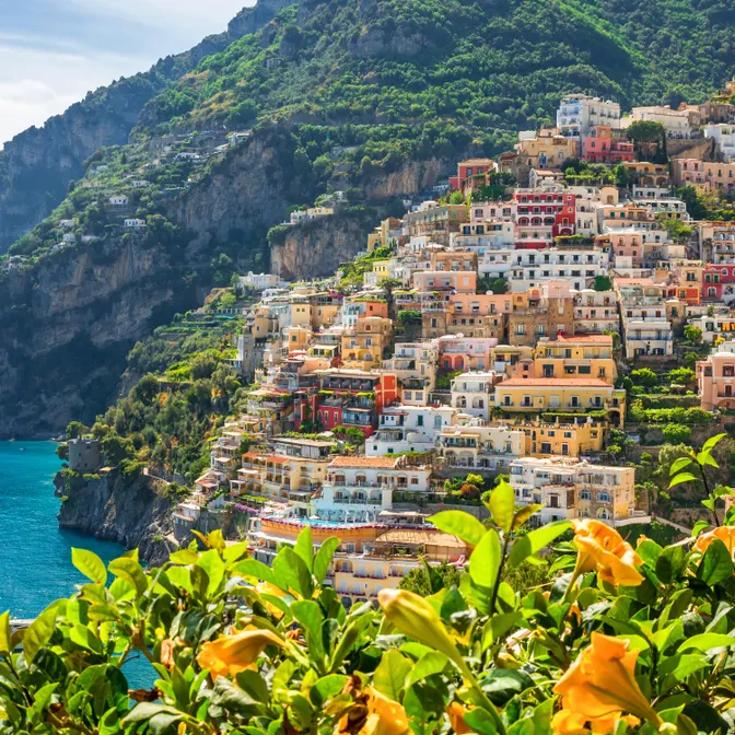 Blick auf die Stadt Positano mit Blumen, Amalfiküste, Italien