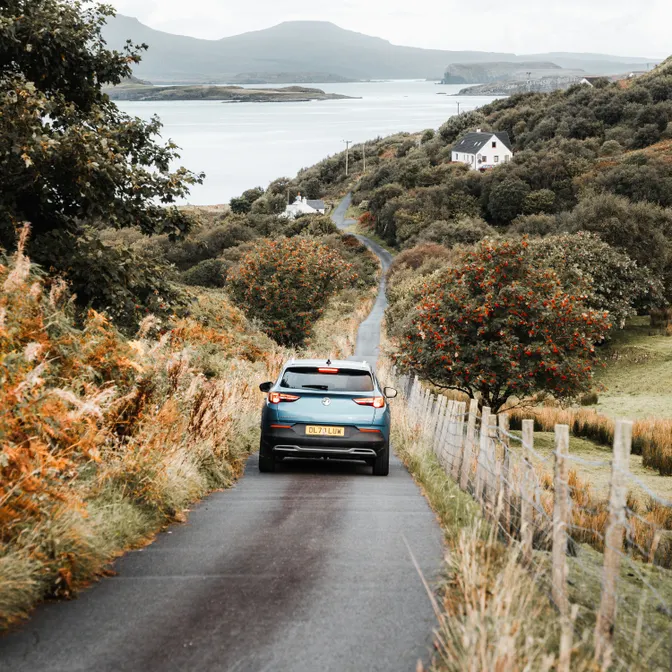 Blick auf die Stadt Positano mit Blumen, Amalfiküste, Italien