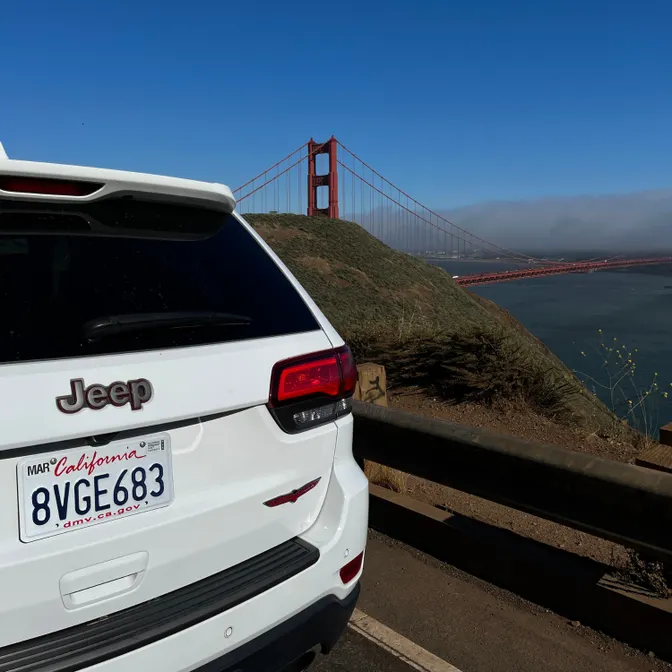 Weißer Mietwagen am Straßenrand  mit Blick auf die Golden Gate Bridge in Kalifornien