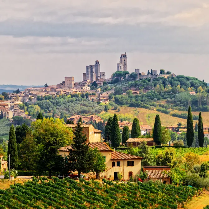 Hügeln mit Altstadt im Hintergrund in Italien
