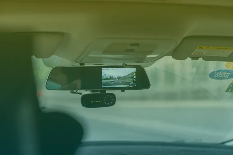 Une dashcam dans une voiture