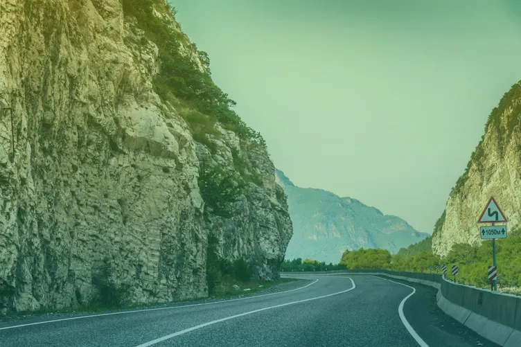 Une route à travers les montagnes en Espagne