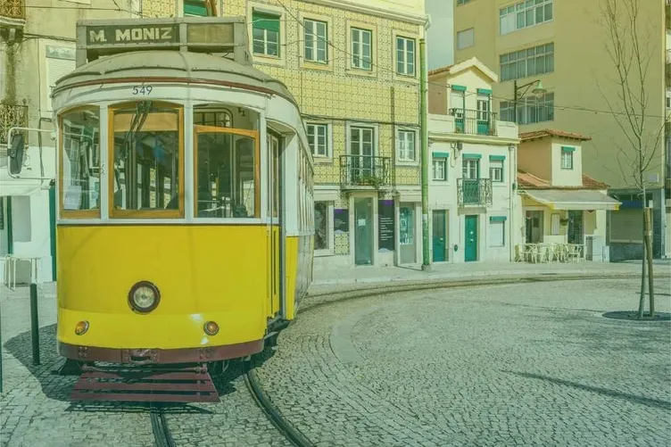 Met de auto langs een tram rijden in Portugal