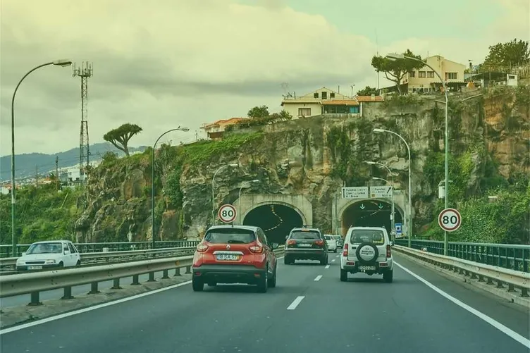 Met de auto door een tunnel in Portugal