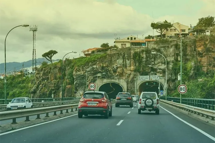 Conduite dans un tunnel au Portugal