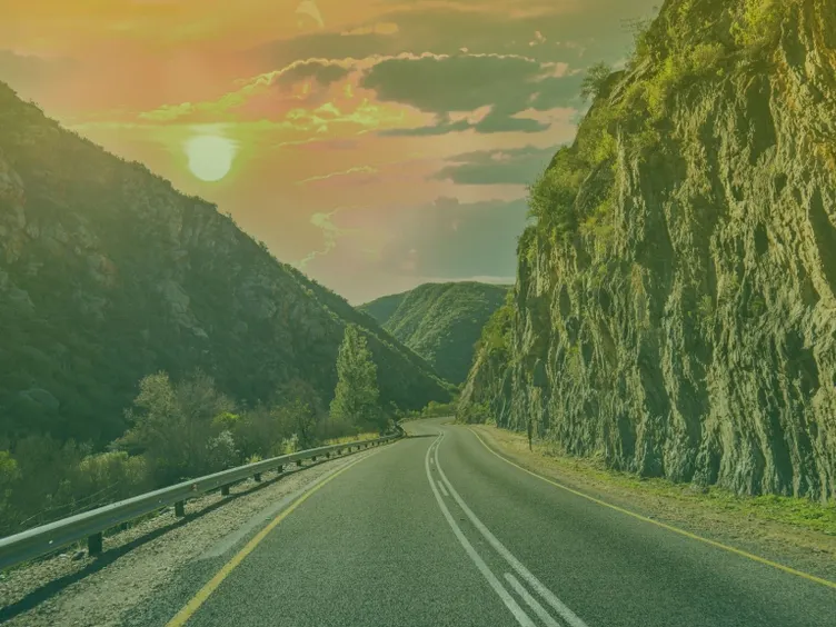 Weg in Zuid-Afrika met ondergaande zon